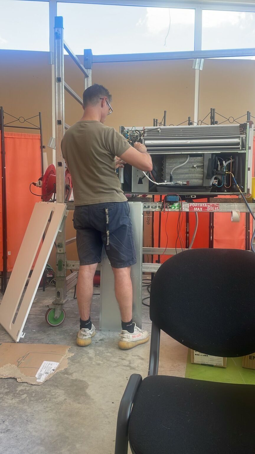 Tecnico E.M. Service Group al lavoro